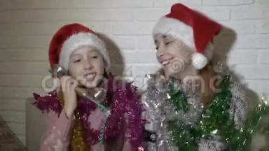 两个<strong>姐姐</strong>，一个<strong>小</strong>女孩和一个戴着圣诞帽<strong>的</strong>少年坐在沙发上唱歌跳舞